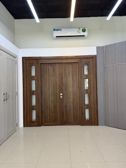 باب سحاب درفتين مع زجاج