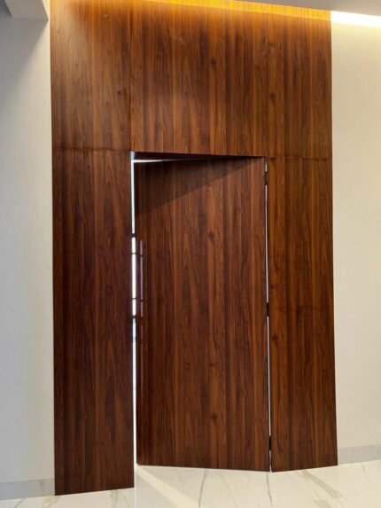 باب wpc  مخفي مع ديكورات جدارية 2