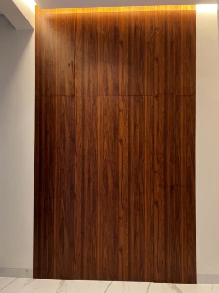 باب wpc  مخفي مع ديكورات جدارية