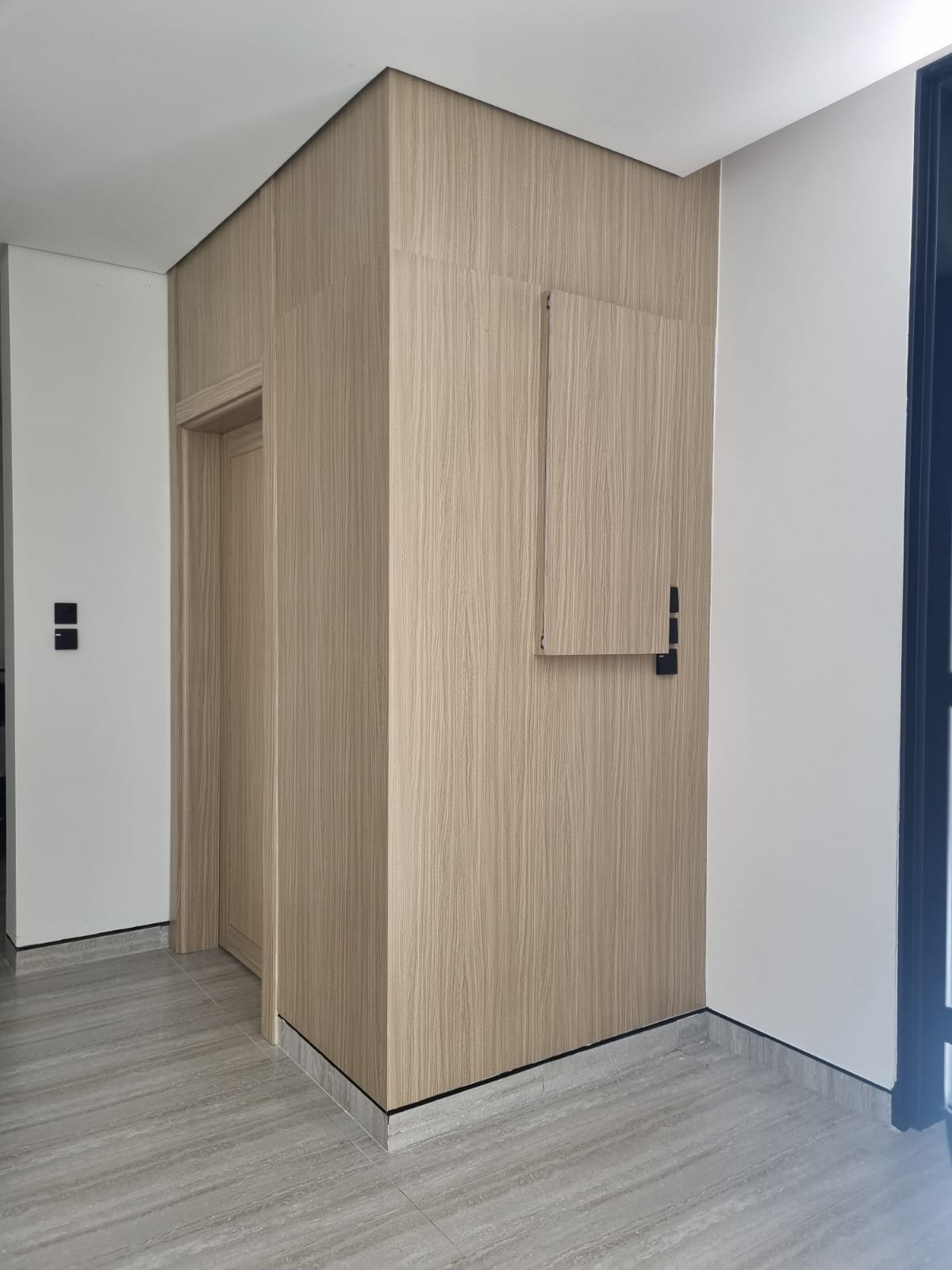 باب wpc مع تلبيسات جدارية وديكور مخفي لعداد الكهر 2ب