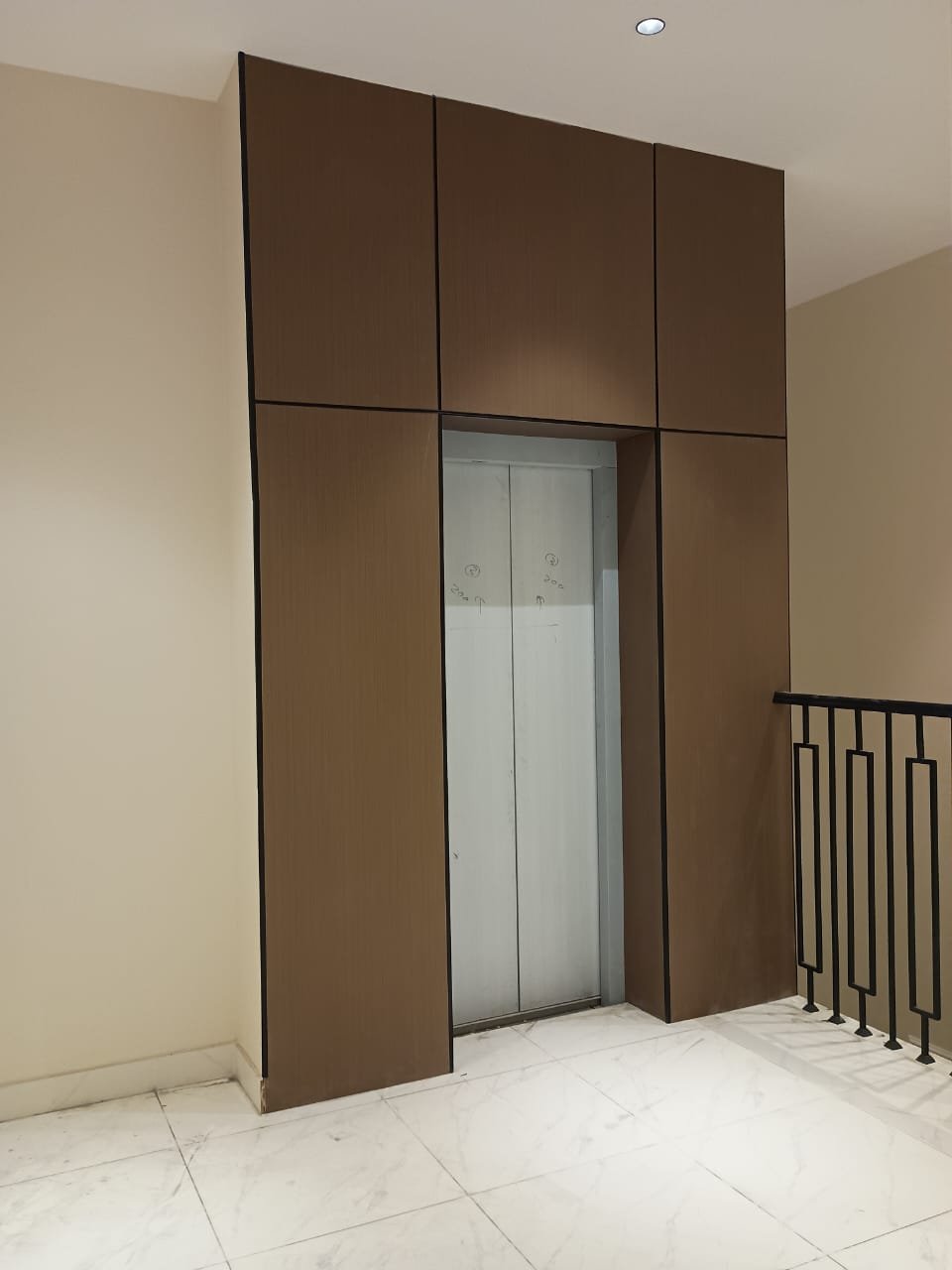 ديكور تلبيسات جدارية مدخل مصعد (1)